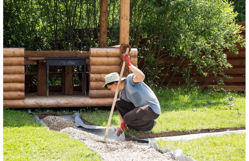 Geotkanina pod rabaty podniesione? Zalety i technika układania
