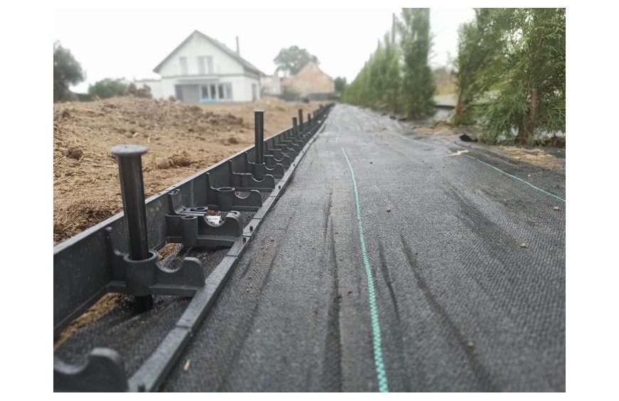 Agrotkanina w ogrodzie – kiedy warto ją wybrać zamiast agrowłókniny?